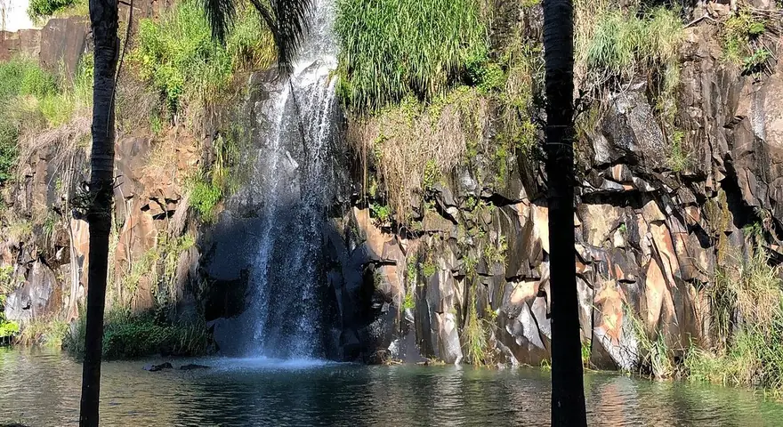 Cachoeira artificial e lago do Parque Raya