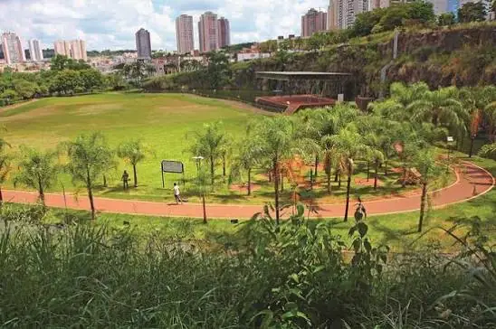 Gramado, paisagismo e pista de caminhada do Parque Raya